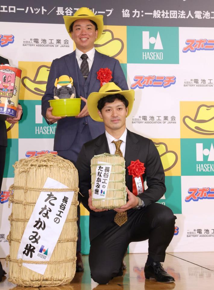 　プロ野球最優秀バッテリー賞を受賞し笑顔の坂本（手前）と村上（撮影・吉澤敬太）