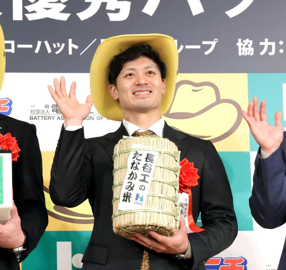 　最優秀バッテリー賞の副賞の米俵を手に笑顔を見せる坂本（撮影・吉澤敬太）