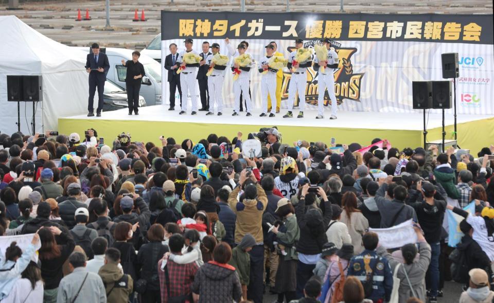 　ステージ上で六甲おろしを聞く藤川監督（左から４人目）ら（撮影・北村雅宏）