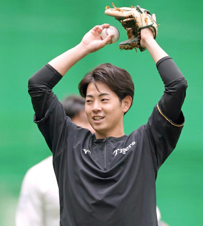 　キャッチボールをする下村（撮影・立川洋一郎）