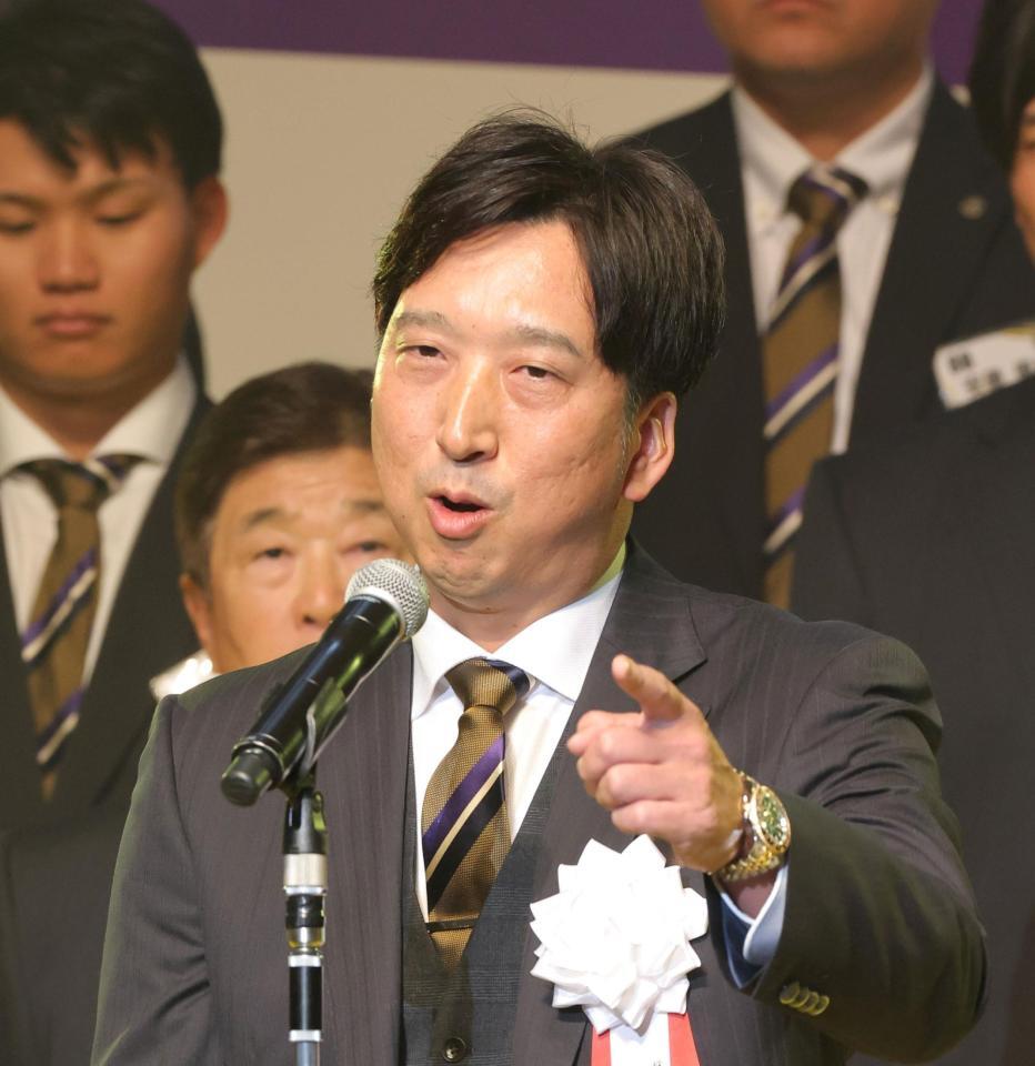 　祝賀会であいさつする藤川監督（撮影・北村雅宏）
