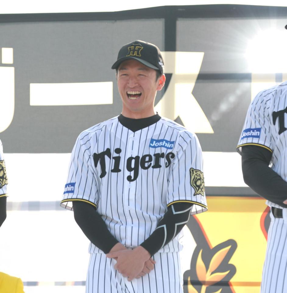 　報告会で笑顔を見せる近本（撮影・北村雅宏）