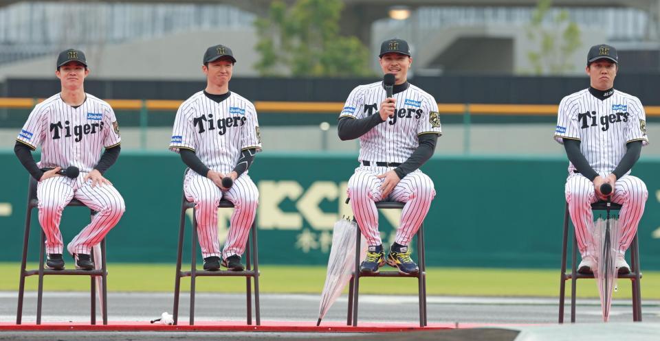 　優勝報告会のトークショーで質問に笑顔を見せて答える佐藤輝（中央右）＝撮影・立川洋一郎