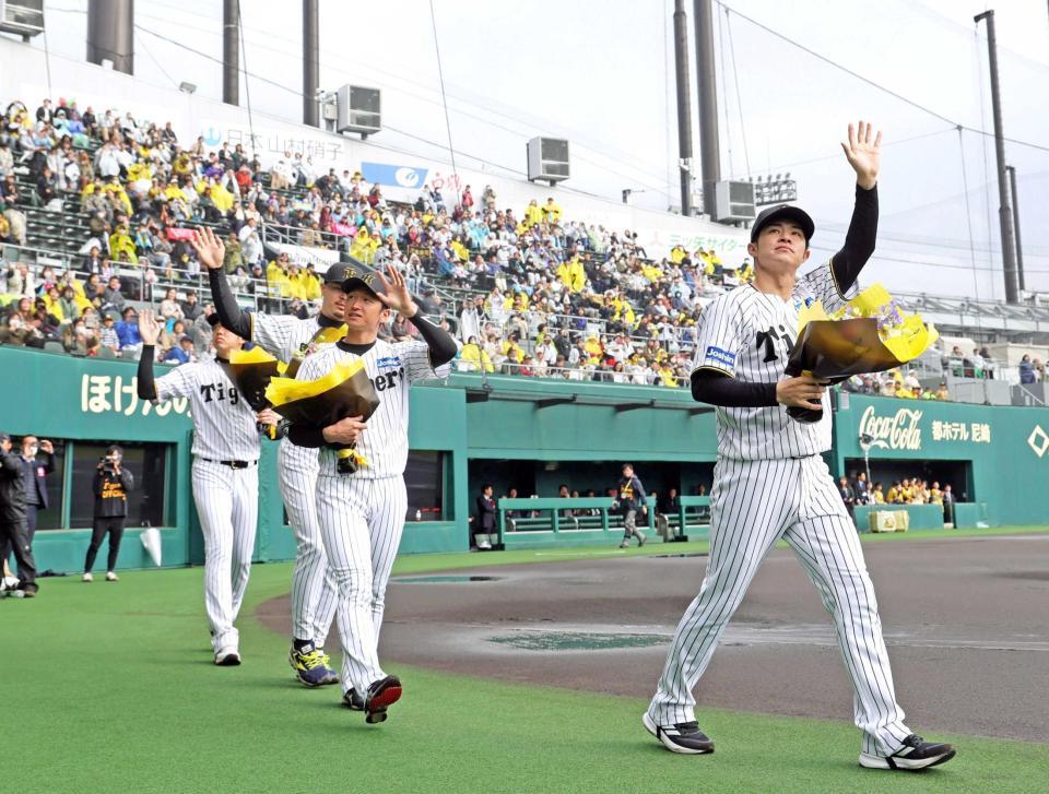 　尼崎市での優勝報告会でファンに手を振る（右から）中野、近本ら（撮影・立川洋一郎）