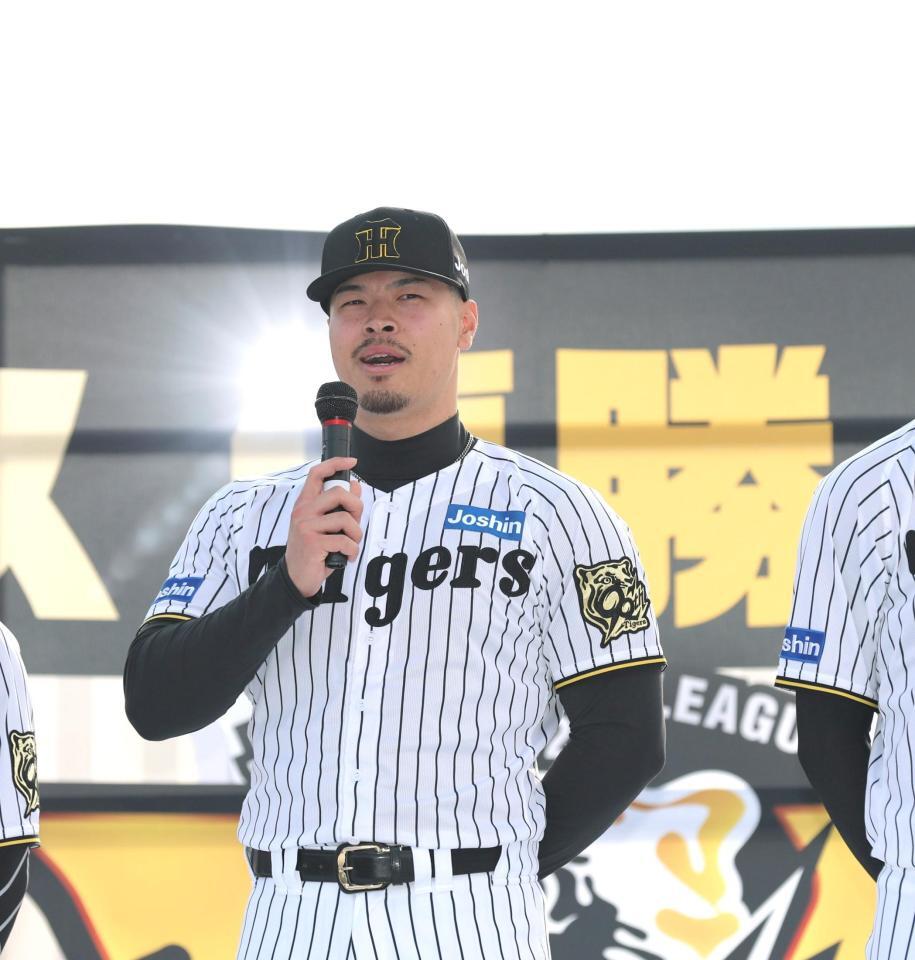 　報告会でインタビューに答える佐藤輝（撮影・北村雅宏）