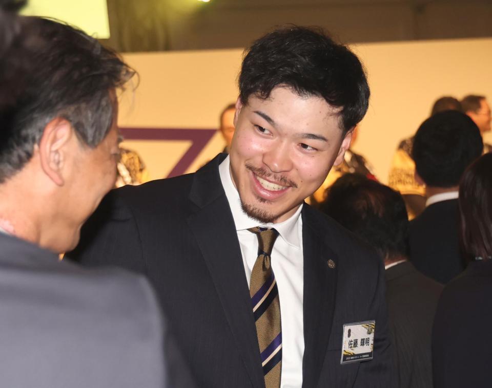 　笑顔を見せる佐藤輝（撮影・田中太一）