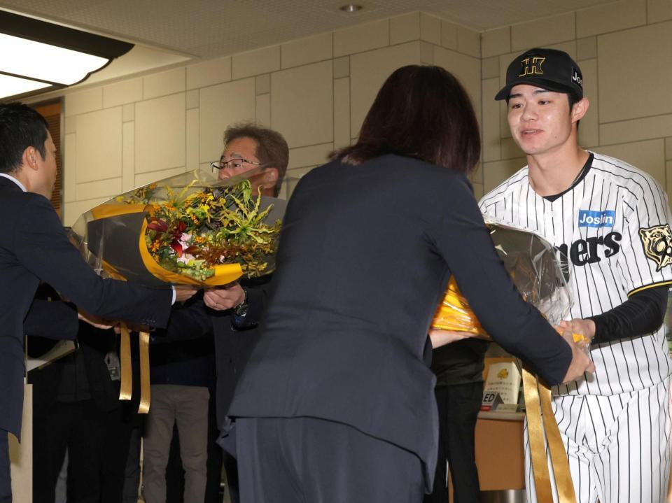 　兵庫県庁を訪問し、県庁職員から花束を贈呈される中野（右）＝撮影・北村雅宏