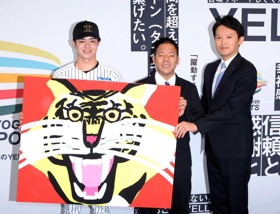 　兵庫県庁を訪問し、斎藤知事（右）と写真に納まる中野（撮影・北村雅宏）