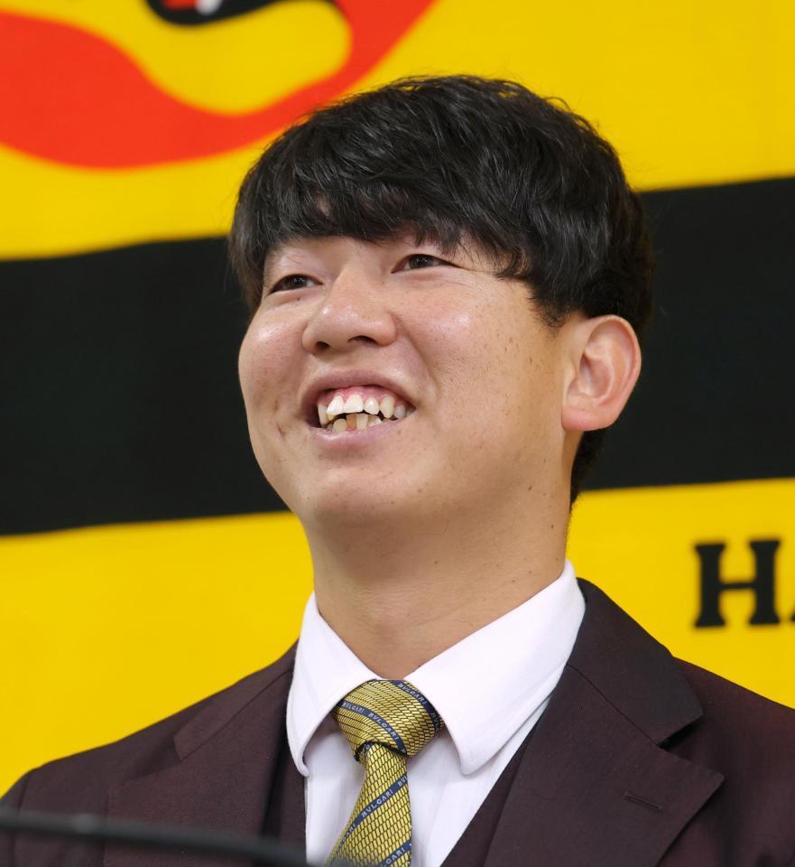 　契約更改を終えて会見に臨む畠（撮影・立川洋一郎）