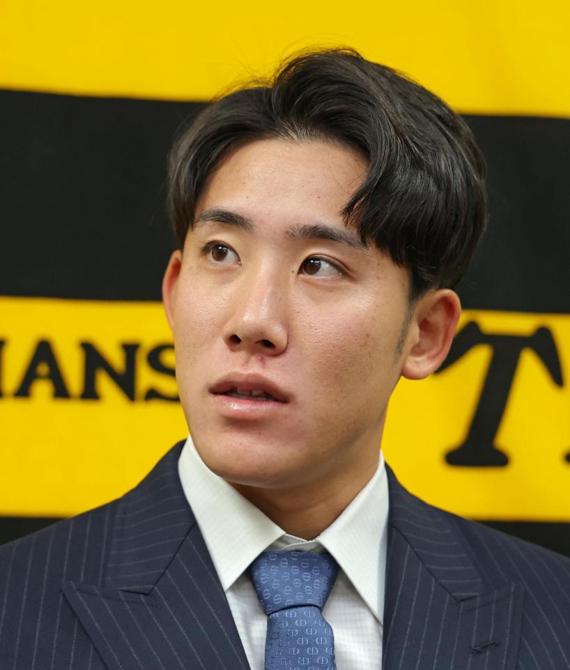 　契約更改後、取材に応じる富田（撮影・立川洋一郎）