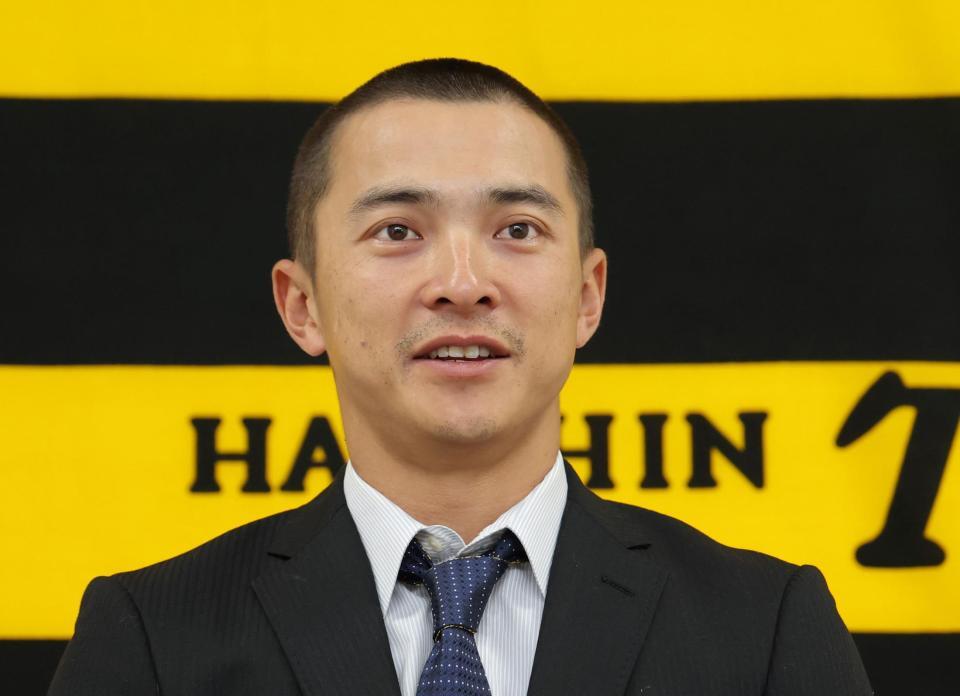 　契約更改を終えて会見に臨む熊谷（撮影・立川洋一郎）