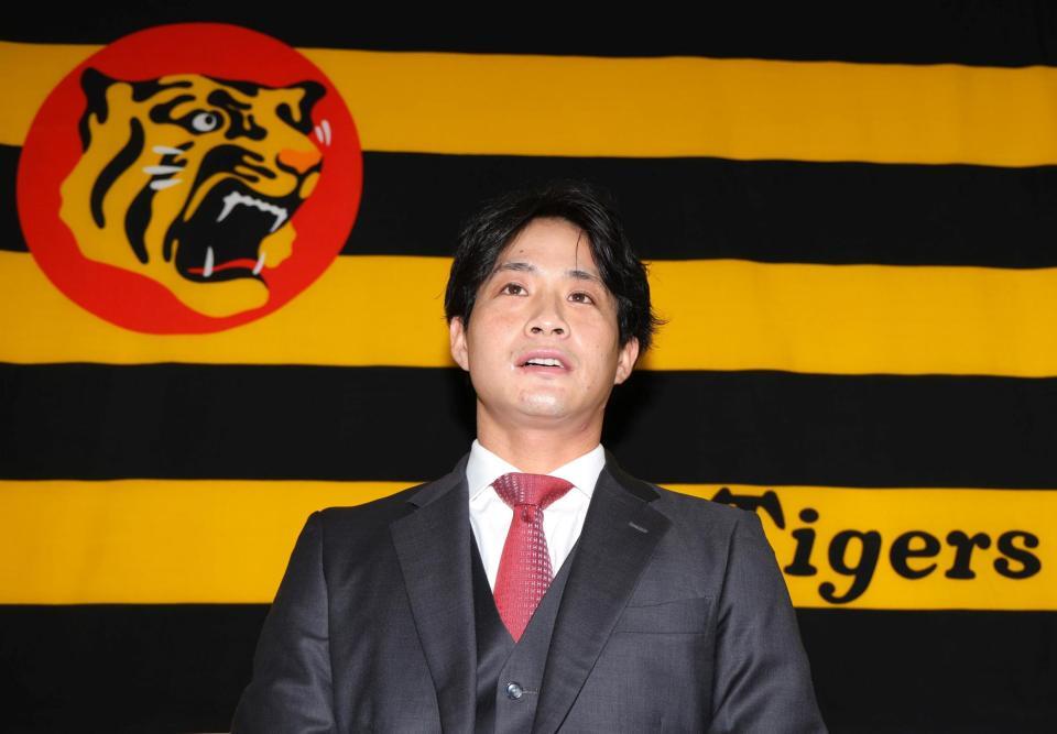 　契約更改交渉を終え、取材に応じる木浪（撮影・北村雅宏）