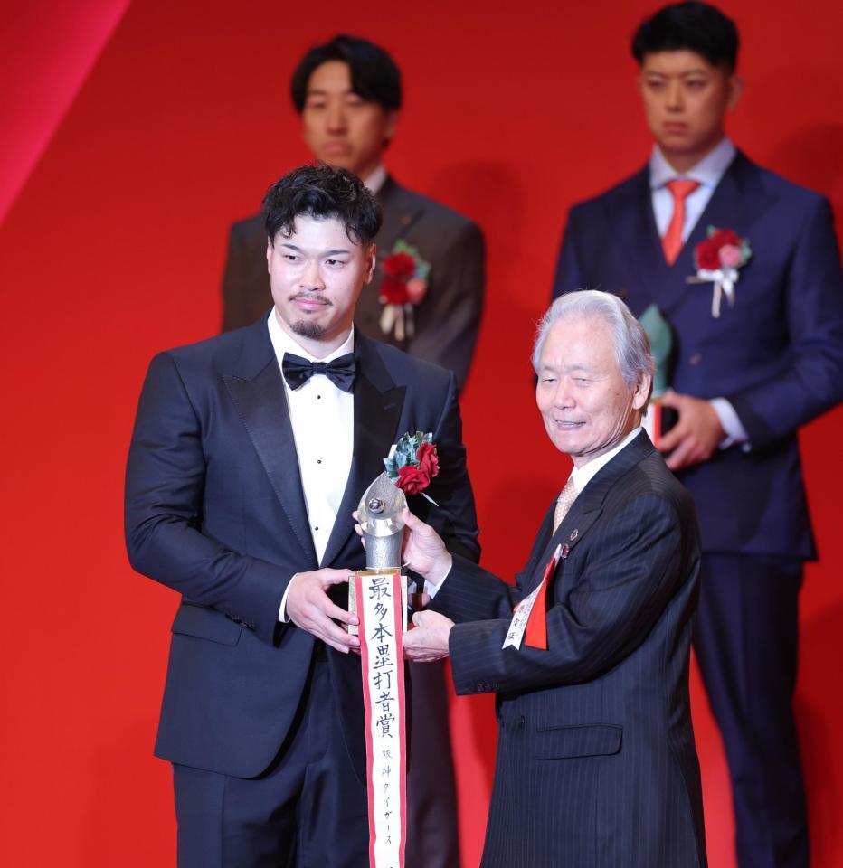 　最多本塁打賞を受賞した佐藤輝（撮影・西岡正）