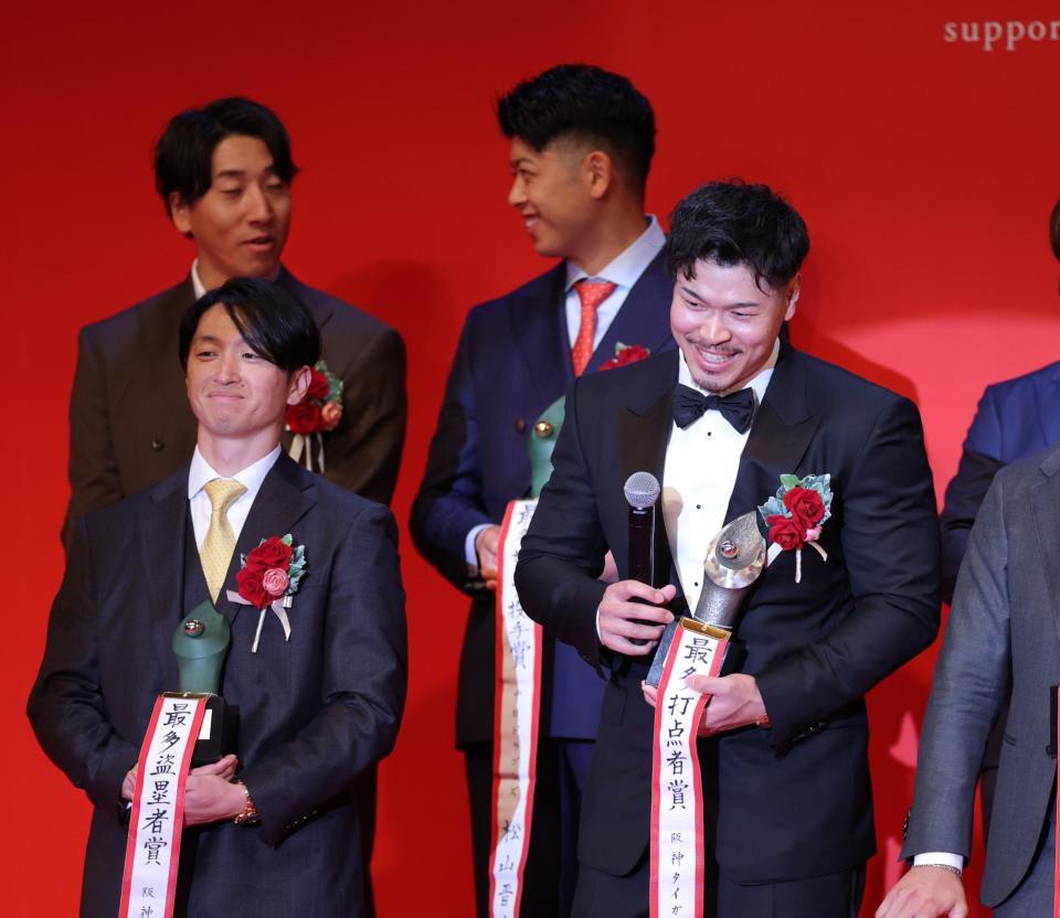 　来季の松山との対戦を質問され、苦笑いする佐藤輝（右）＝撮影・西岡正