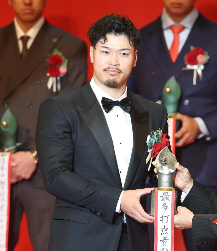 　蝶ネクタイ姿で表彰を受ける佐藤輝