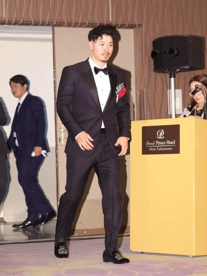 　最優秀選手賞に選ばれ、会見に臨む佐藤輝（撮影・石井剣太郎）