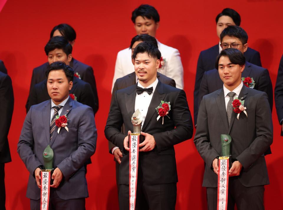 　ＭＶＰを受賞し、笑みを浮かべる佐藤輝（中央）＝撮影・西岡正