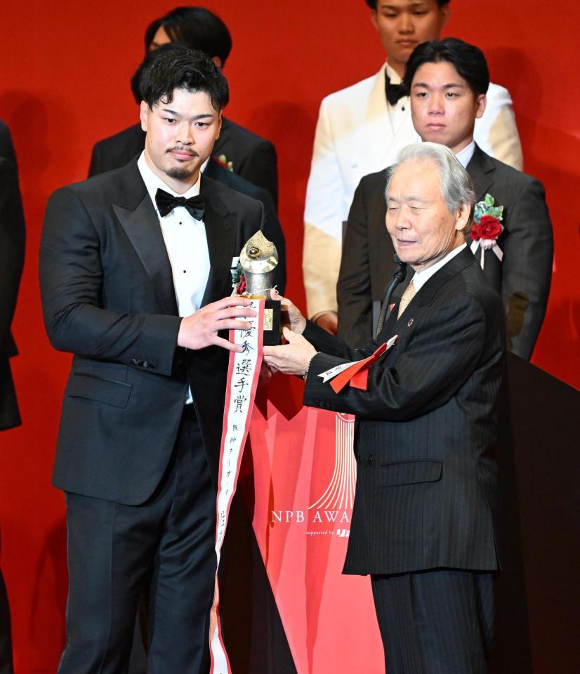 　セ・リーグの最優秀選手賞を受賞した佐藤輝