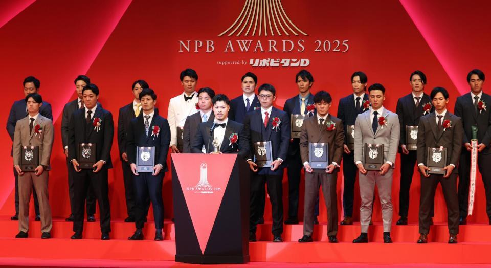 　最優秀選手に選ばれ、あいさつする佐藤輝（中央）