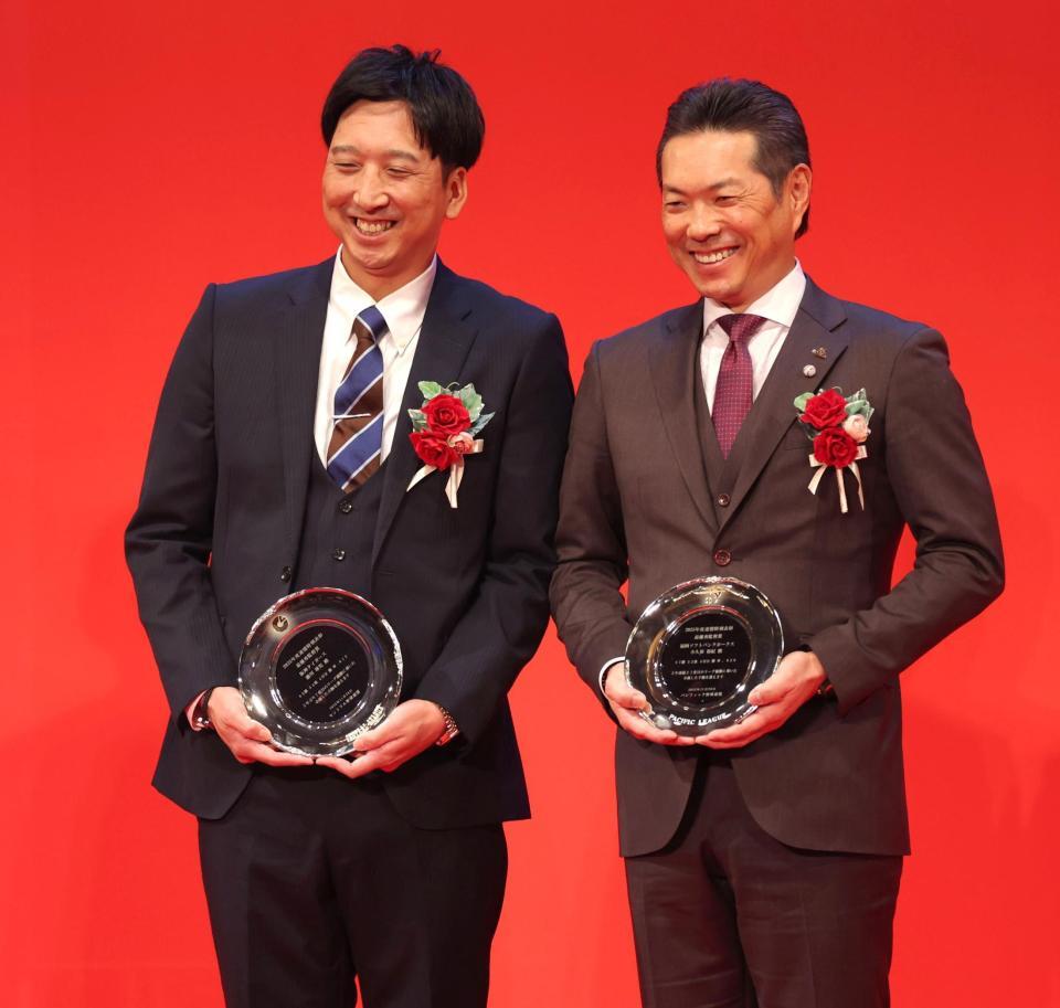 　最優秀監督賞を受賞し、小久保監督（右）と並んで笑顔を見せる藤川監督（撮影・西岡正）