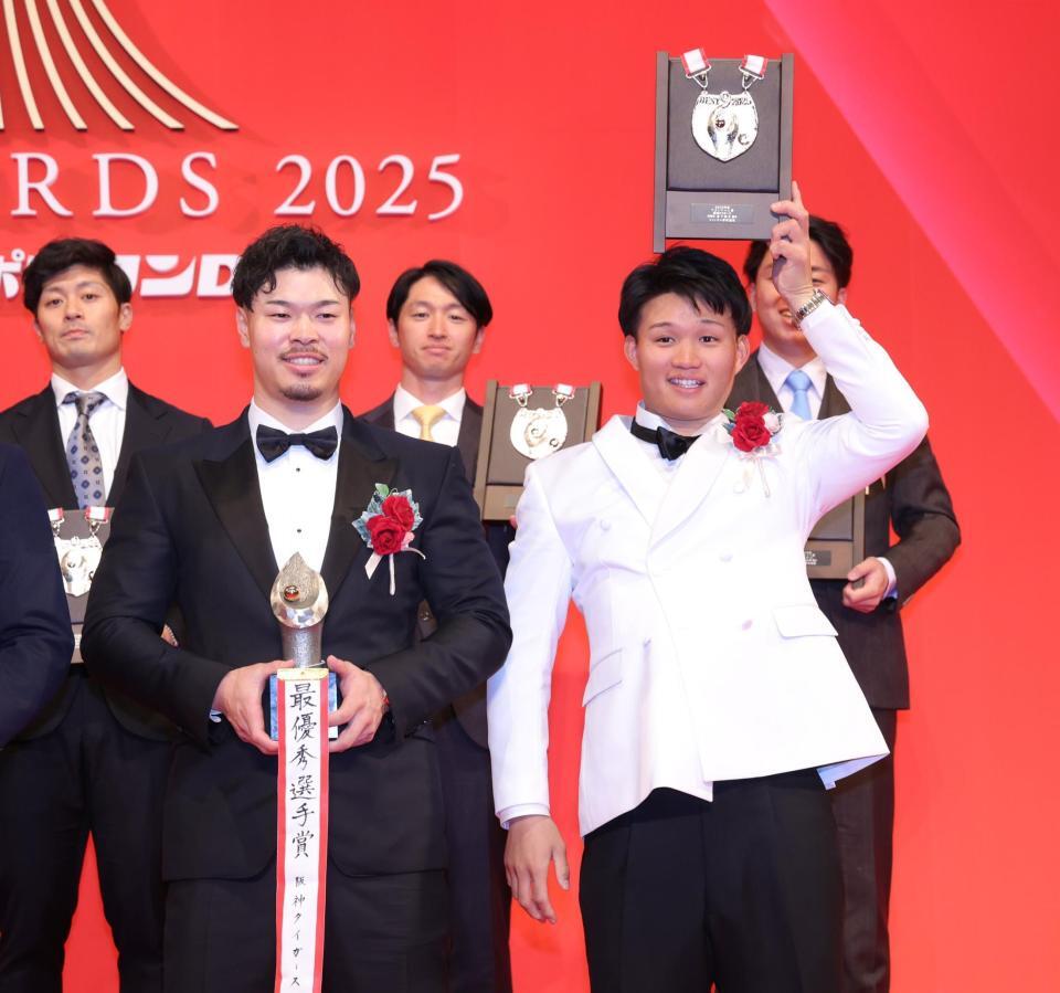 　佐藤輝（左）の横で縦を掲げる森下（撮影・西岡正）