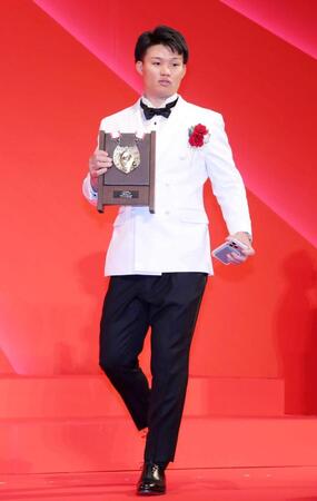 【写真】虎のオシャレ番長に名乗り！？ＮＰＢ　ＡＷＡＲＤＳでは純白タキシードで視線独占