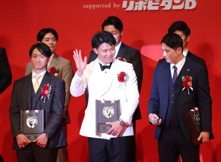 　ＭＣに白いジャケットを指摘され、笑顔で手を上げる森下（中央）＝撮影・西岡正