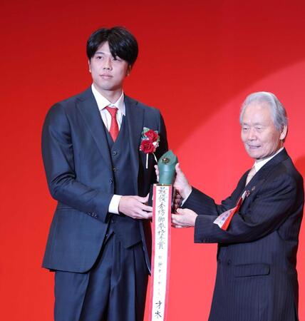 阪神・才木　アワード初出席「やっぱり一番になりたい」村上、佐藤輝ら同学年のＭＶＰに刺激「自分も頑張りたい」