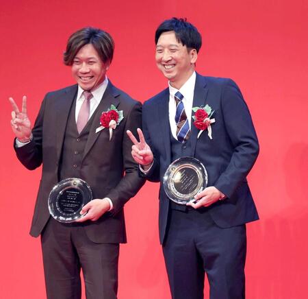 　記念撮影でカムバック賞の大野（左）と並んでピースサインする藤川監督（撮影・西岡正）