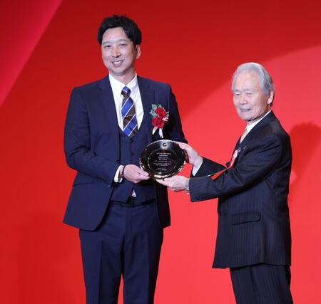 　最優秀監督賞を受賞した藤川監督（撮影・西岡正）