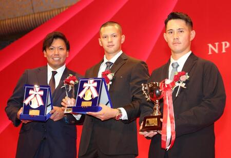 　ファーム表彰式に出席した（左から）知念、能登、大川（撮影・石井剣太郎）