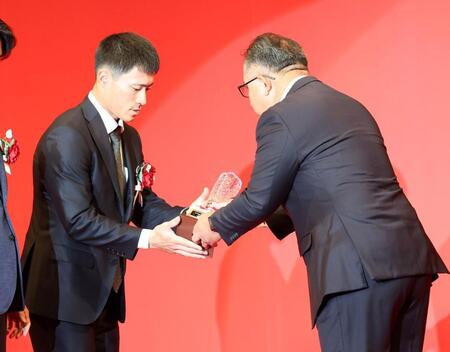 　デイリースポーツ選定「技能賞」を受賞し、岩本コンテンツ局次長（右）からトロフィーを受け取る福島（撮影・石井剣太郎）
