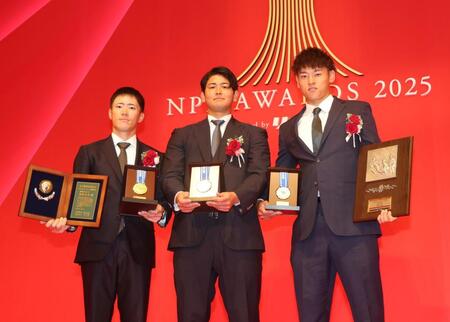 　ファーム表彰式に出席した（左から）福島、岡留、早川（撮影・石井剣太郎）