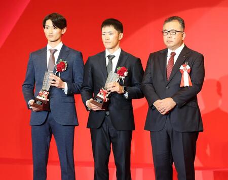 　デイリースポーツ選定「技能賞」を受賞した（左から）辰見、福島。右はデイリースポーツ・岩本コンテンツ局次長（撮影・石井剣太郎）