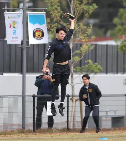 　キャッチボール中、ジャンプして捕球する下村（撮影・北村雅宏）