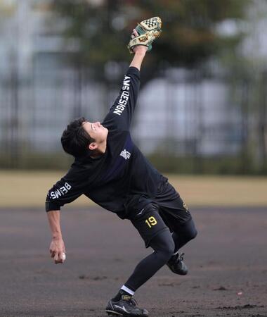 　ボールを上空へ投げる下村（撮影・北村雅宏）