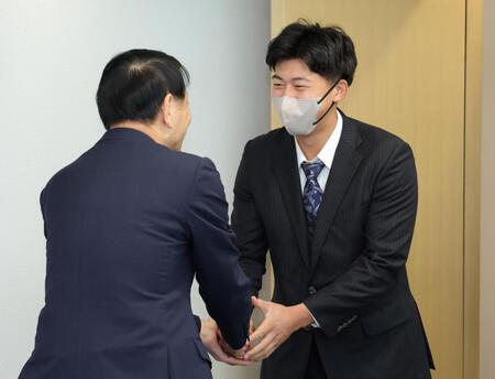 阪神ドラフト1位の立石が防府市役所で池田豊市長を表敬訪問 「2桁本塁打を打てたら最高」と目標設定 市長の願いは佐藤輝超え