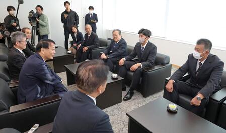 　防府市役所へ表敬訪問し、池田豊防府市長（左列手前から２人目）ら関係者と懇談する阪神ドラフト１位・立石（右列手前から２人目）＝撮影・立川洋一郎