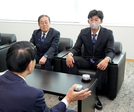 　防府市役所へ表敬訪問し、池田豊防府市長（手前）と懇談する阪神ドラフト１位・立石（右）＝撮影・立川洋一郎