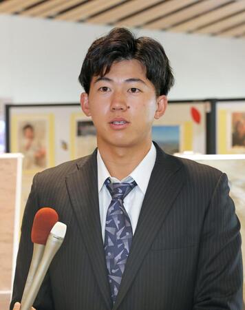 　防府市役所を表敬訪問し、取材に応じる阪神ドラフト１位・立石（創価大）＝撮影・立川洋一郎