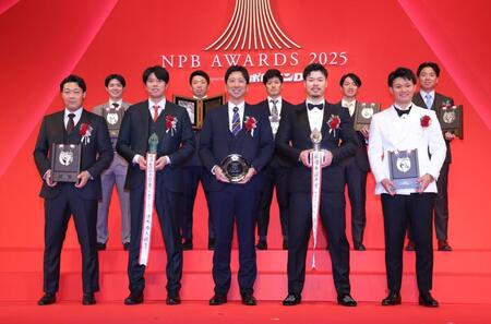 NPBアワードで近本がほっこり行動 集合写真撮影で両手伸ばし懸命アピール 白&黒タキシードコンビの背後で