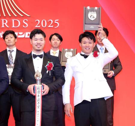 　佐藤輝（左）の横で縦を掲げる森下＝２６日