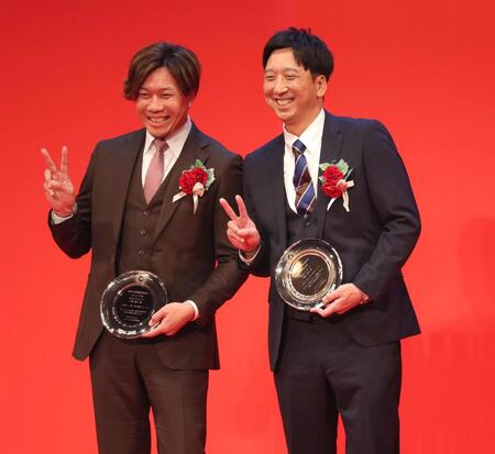 　記念撮影で大野（左）と並んでピーズサインする藤川監督＝２６日