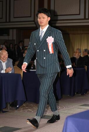 【写真】ＧＧ賞初受賞の阪神・森下　裏地ド派手スーツで表彰式登場　甲子園写真やＶ集合写真プリント