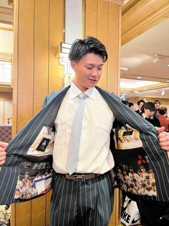 　森下のスーツの裏地は甲子園仕様？に（撮影・田中政行）