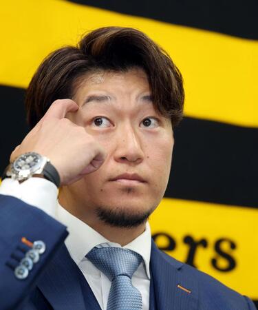 　契約を更改し会見する岩貞（撮影・山口登）