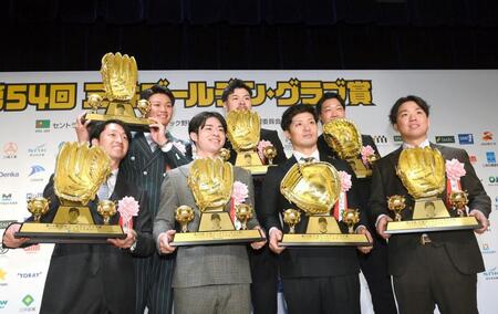 　表彰式を終えて記念撮影をする（前列左から）近本、中野、坂本、村上（後列同）森下、佐藤輝、大山（撮影・堀内翔）