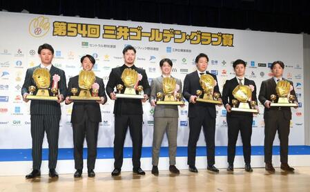 　ゴールデン・グラブ賞を受賞した（左から）森下、近本、佐藤輝、中野、大山、坂本、村上（撮影・堀内翔）