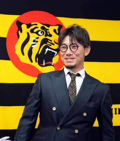 　契約更改を終え、会見する伊藤将（撮影・山口登）