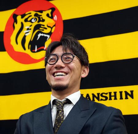 　契約更改を終え、会見する伊藤将（撮影・山口登）